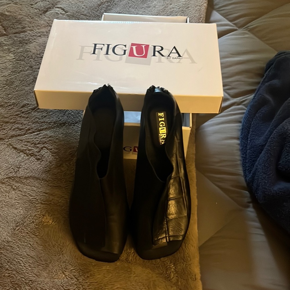 New in box Fogura women’s flats